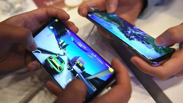 Dos personas pruebas el nuevo dispositivo de Samsung, el Galaxy S8