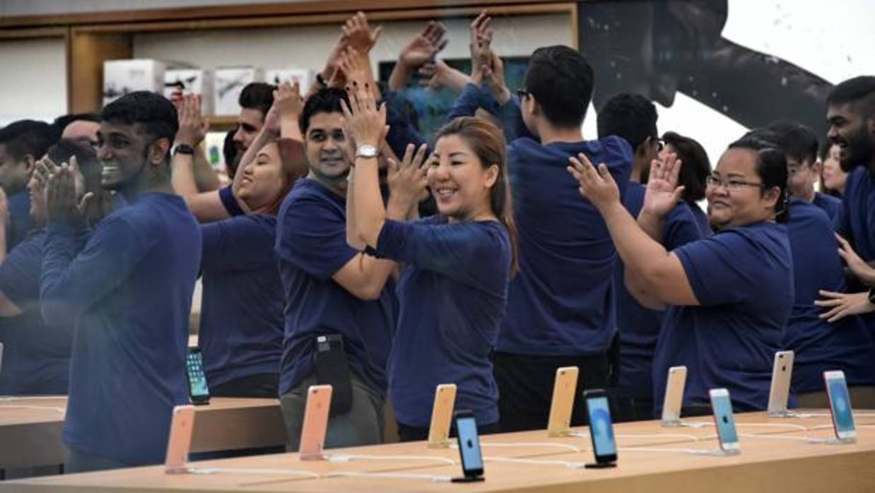 Varios iPhones en una Apple Store