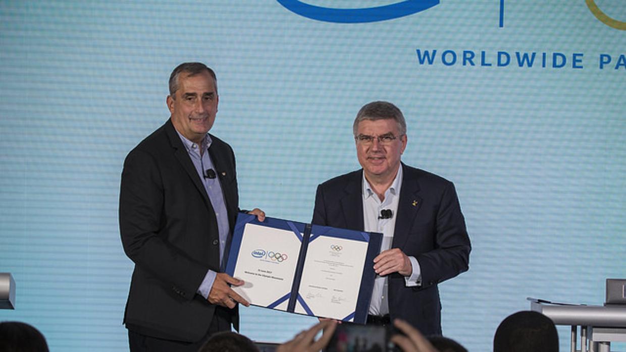 Brian Krzanich, CEO de Intel (izq.) y Thomas Bach, presidente del COI