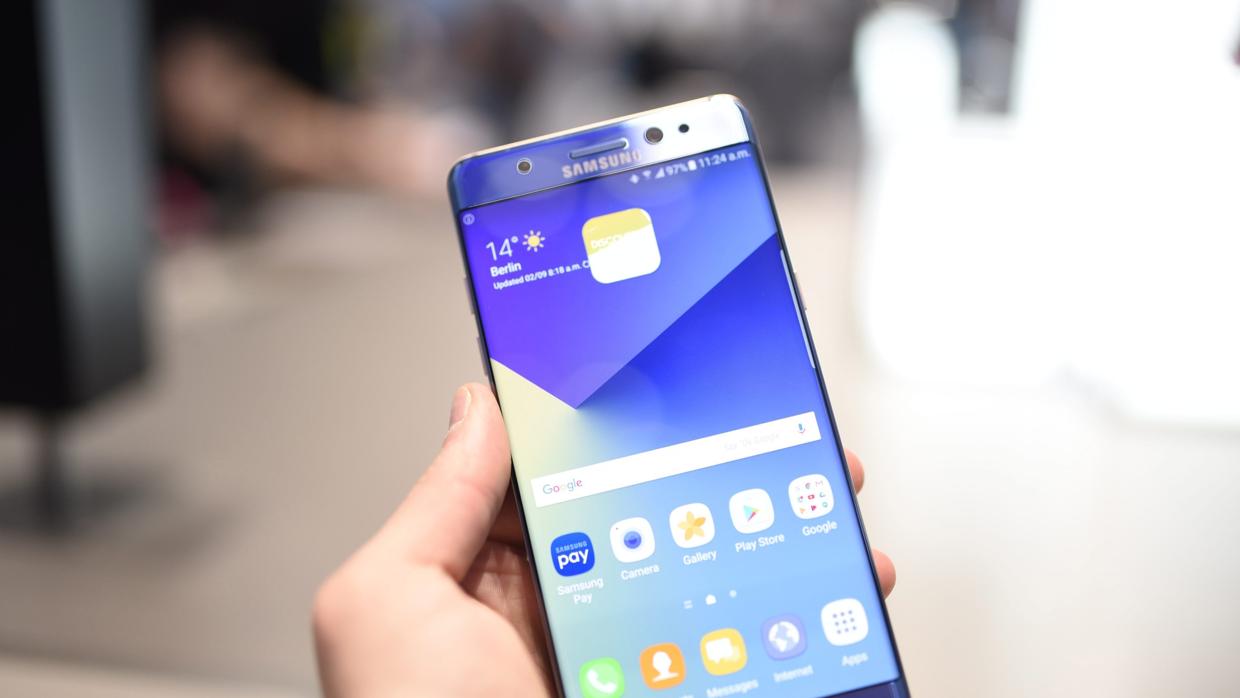 Una persona sujeta un móvil Samsung Galaxy Note 7 durante la feria IFA en Berlín, Alemania