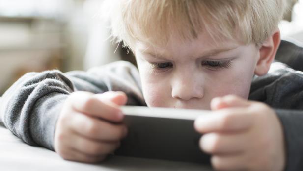 Los menores son potencialmente vulnerables ante las redes sociales