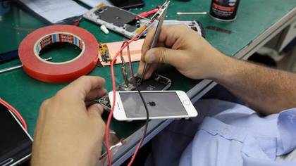 Una persona repara un iPhone