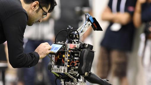 Un robot participa en un partido de fútbol de categoría adolescente en el torneo de la liga humanoide en el RoboCup 2017