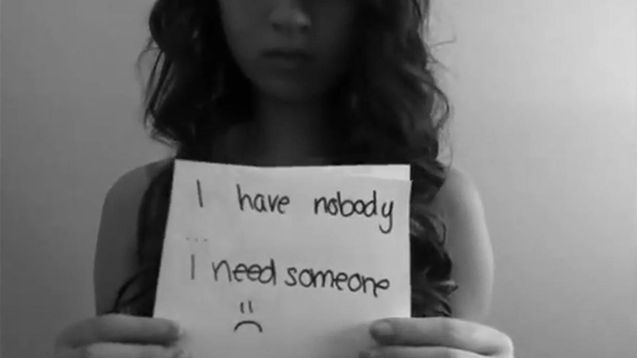 Amanda Todd es una adolescente canadiense que sufrió a la par «grooming» y ciberbullying, antes de suicidarse publicó un vídeo contando su historia