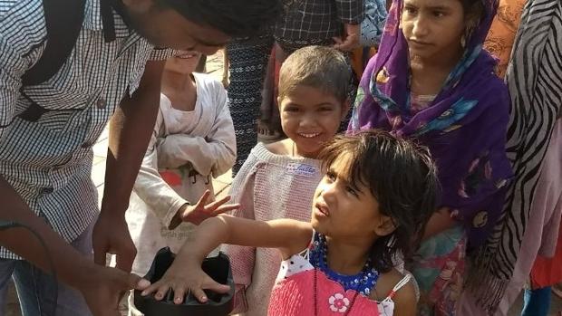 «Palm Vein», el lector de manos que quiere acabar con los niños que viven en la calle