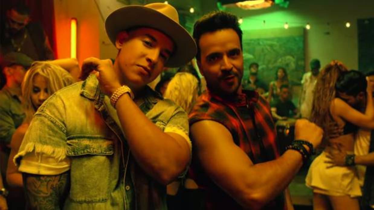 Fotograma de «Despacito», de Luis Fonsi (dcha.) con Daddy Yankee (izda.)