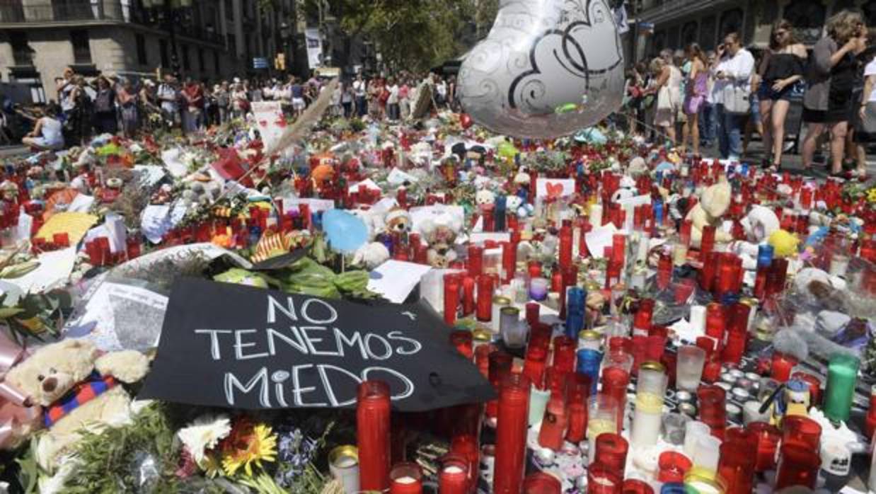 Muestras de condolencia y repulsa tras los atentados en Cataluña