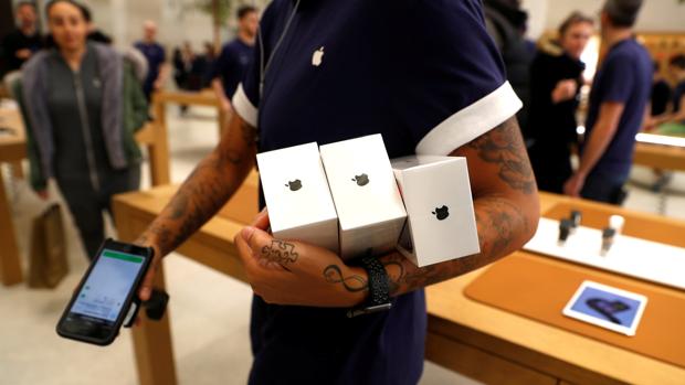 La explosión de un iPhone provoca el desalojo de una tienda de Apple en Zurich