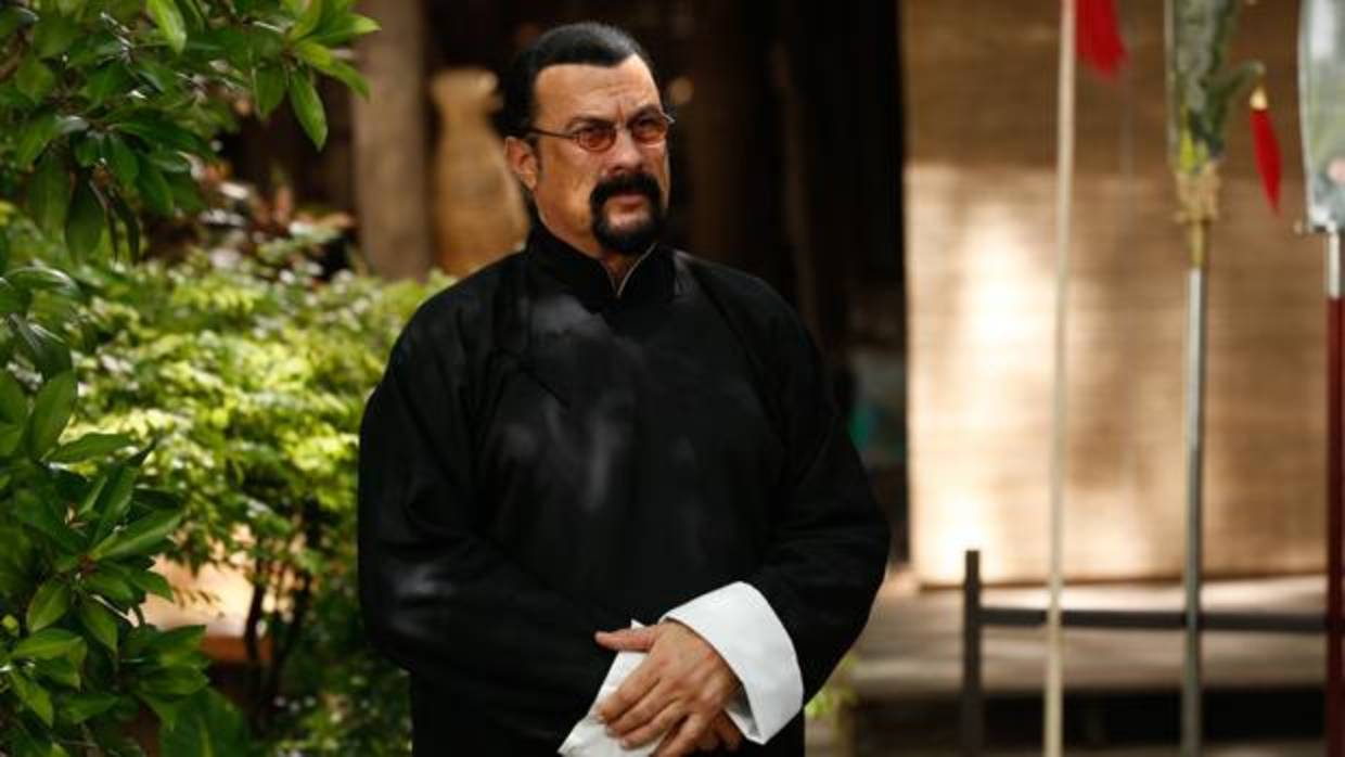 Steven Seagal en la imagen promocional de «Bitcoiin2Gen»