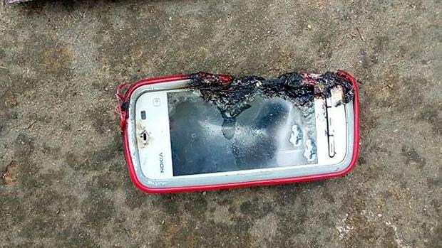 Una mujer muere en la India al explotarle el teléfono móvil mientras hablaba