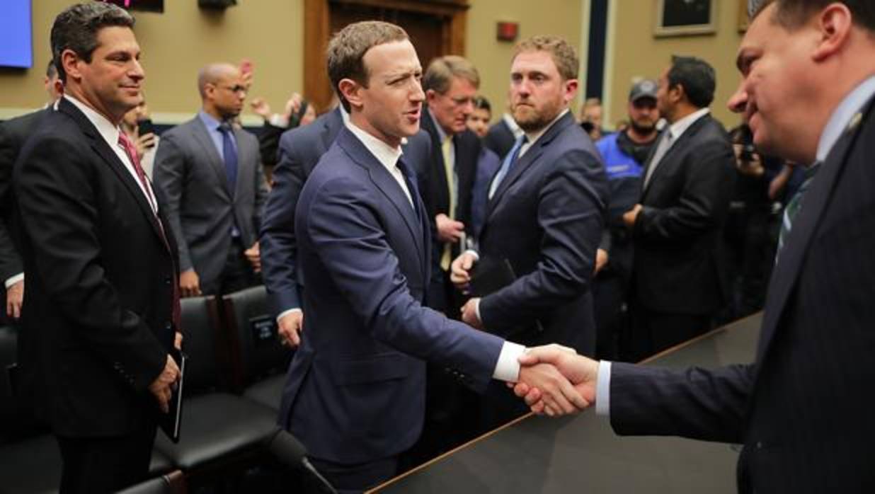 Zuckerberg estrecha la mano al congresista republicano Richard Hudson