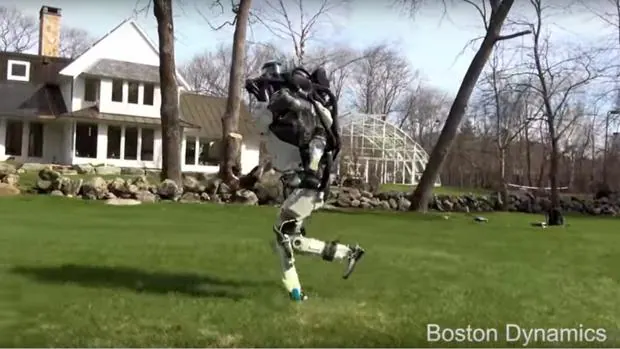El impresionante robot de Boston Dynamics que corre por el campo y salta obstáculos