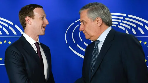 Los dos lados de Zuckerberg: de la cara desencajada en EE.UU. a la amplia sonrisa en Europa
