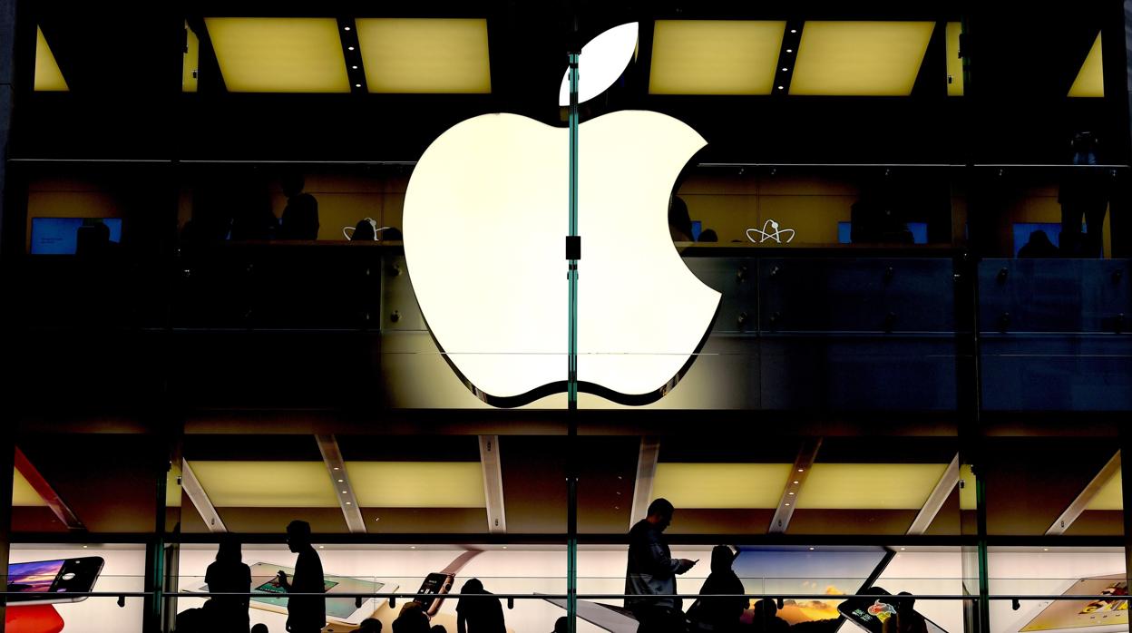 Fotografía de archivo que muestra el logotipo de Apple en una tienda en Sídney (Australia)