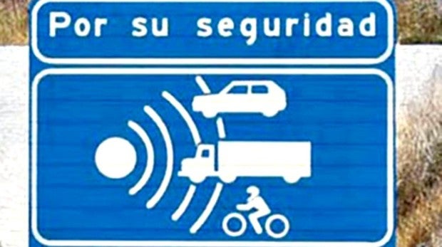 Llegan los radares que detectan si usas el móvil al volante y te envían un mensaje: «Deja de utilizarlo»