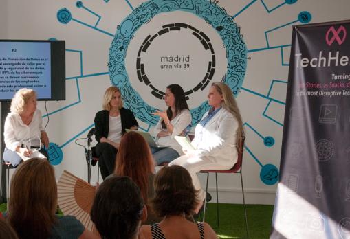 Soledad Antelada junto a otras ponentes durante el evento en Madrid TechHeroX