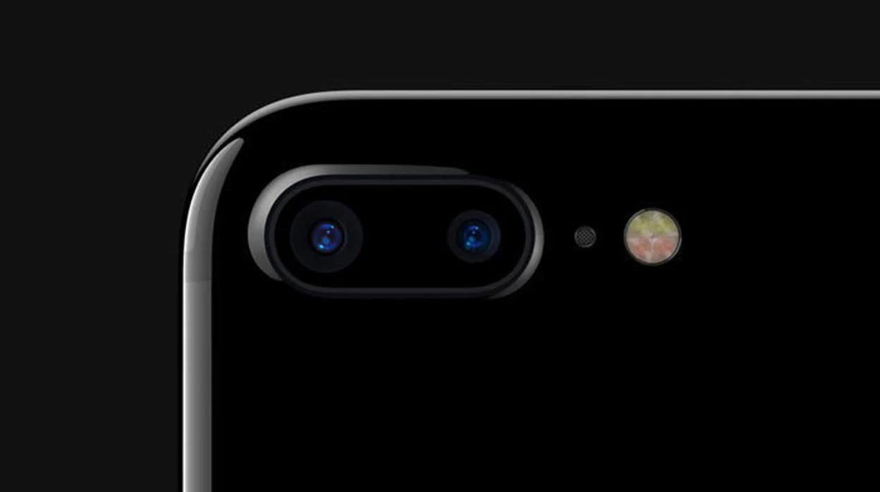 Detalle de una cámara de un iPhone 7 Plus, uno de los primeros móviles en apostar por dos lentes