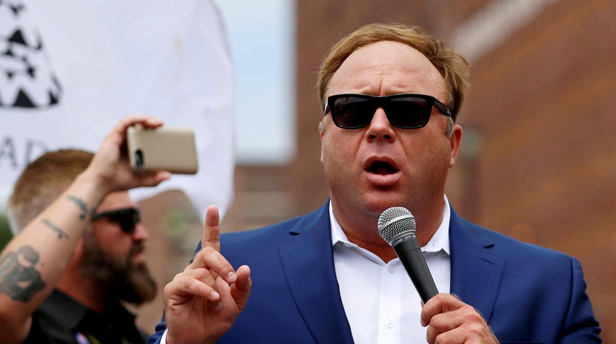 Alex Jones durante un acto en apoyo de la candidatura de Donald Trump