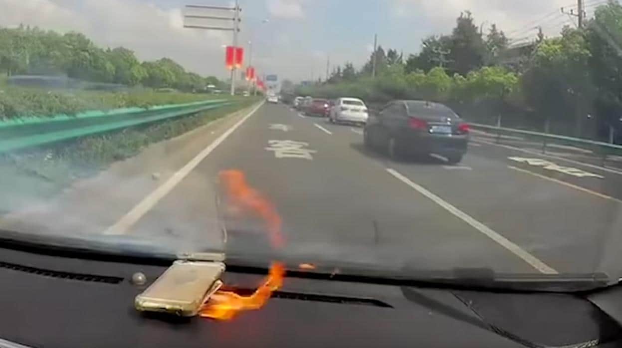 Grabada en vídeo la explosión de un iPhone dentro de un coche en marcha