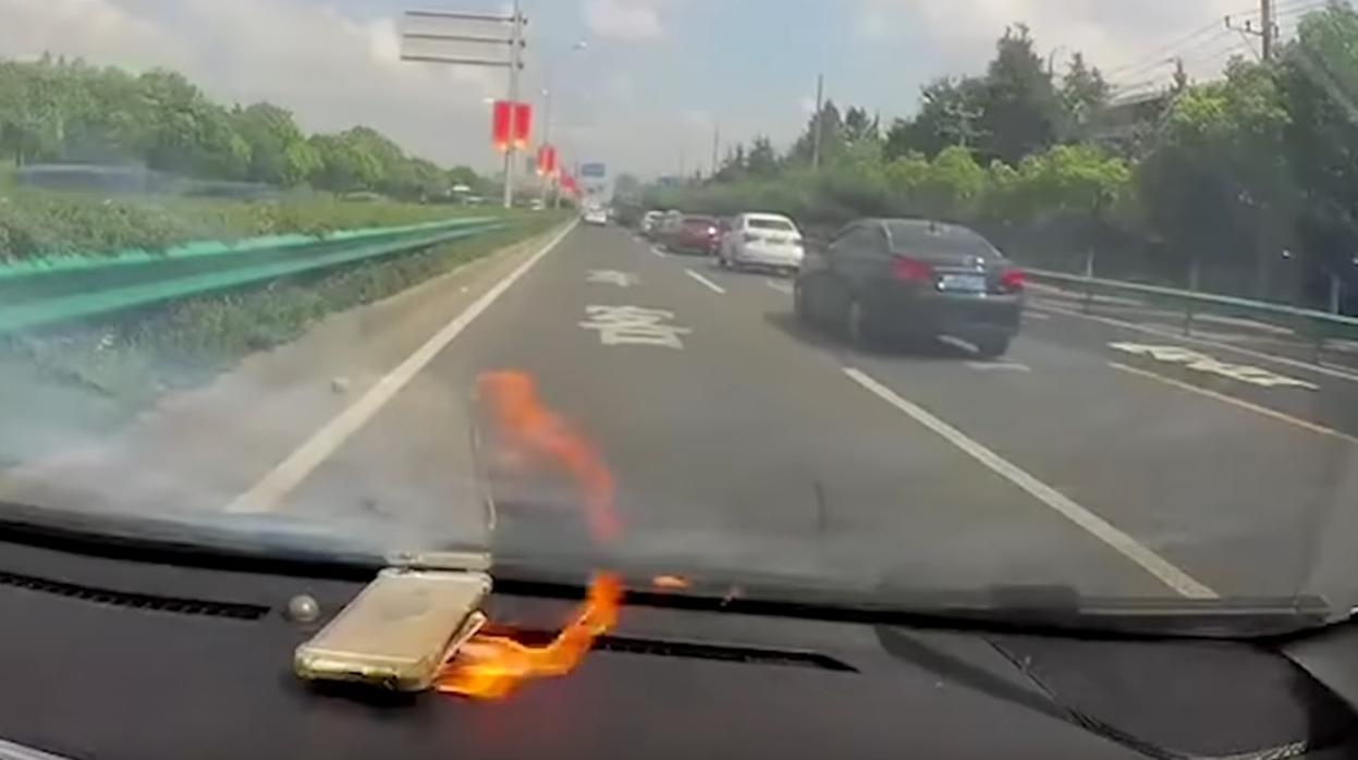 Grabada en vídeo la explosión de un iPhone dentro de un coche en marcha