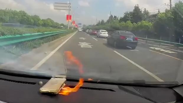 Grabada en vídeo la explosión de un iPhone dentro de un coche en marcha