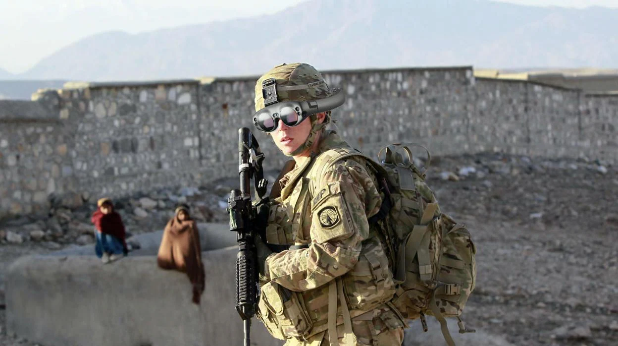 Montaje realizado a partir de una imagen de Reuters de una mujer soldado