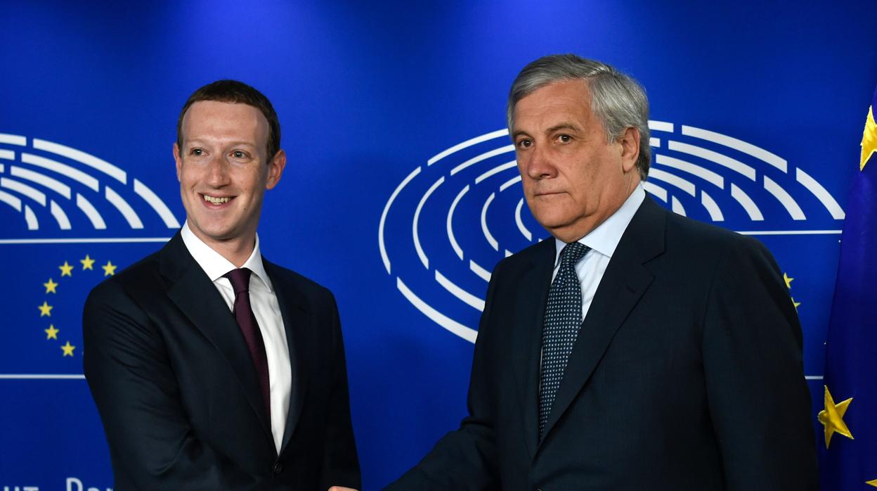 Mark Zuckerberg, fundador de Facwebook, y Antonio Tajani, presidente del Parlamento europeo