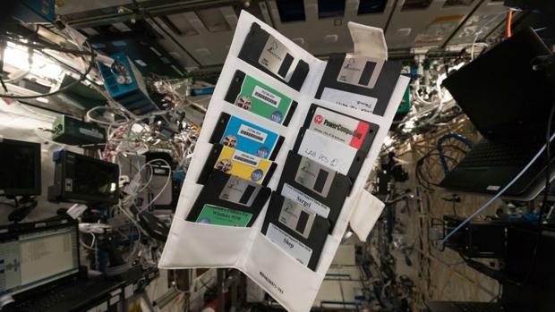 Disquetes de Windows 95 aparecen en la Estación Espacial Internacional tras 18 años en el espacio