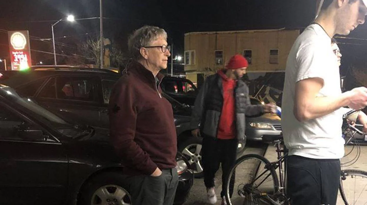 Bill Gates, el multimillonario que respeta la cola para comprar una hamburguesa