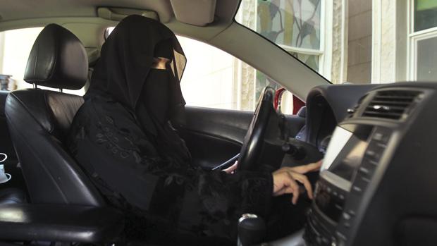 Absher, la «aborrecible» aplicación de Arabia Saudí para controlar a las mujeres a la que dan cobijo Apple y Google