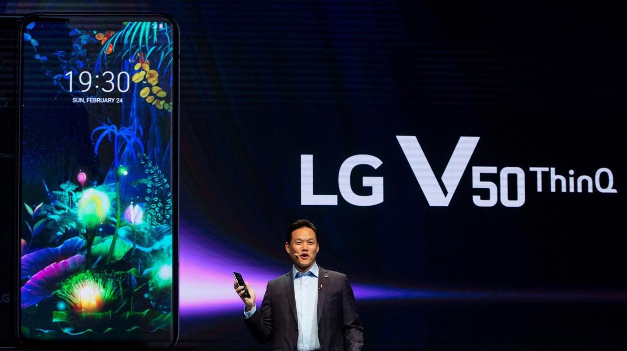 El director de Relaciones Públicas y Márketing de LG Electronics, Frank Lee presenta el nuevo modelo de telefonía móvil LG V50 ThinQ
