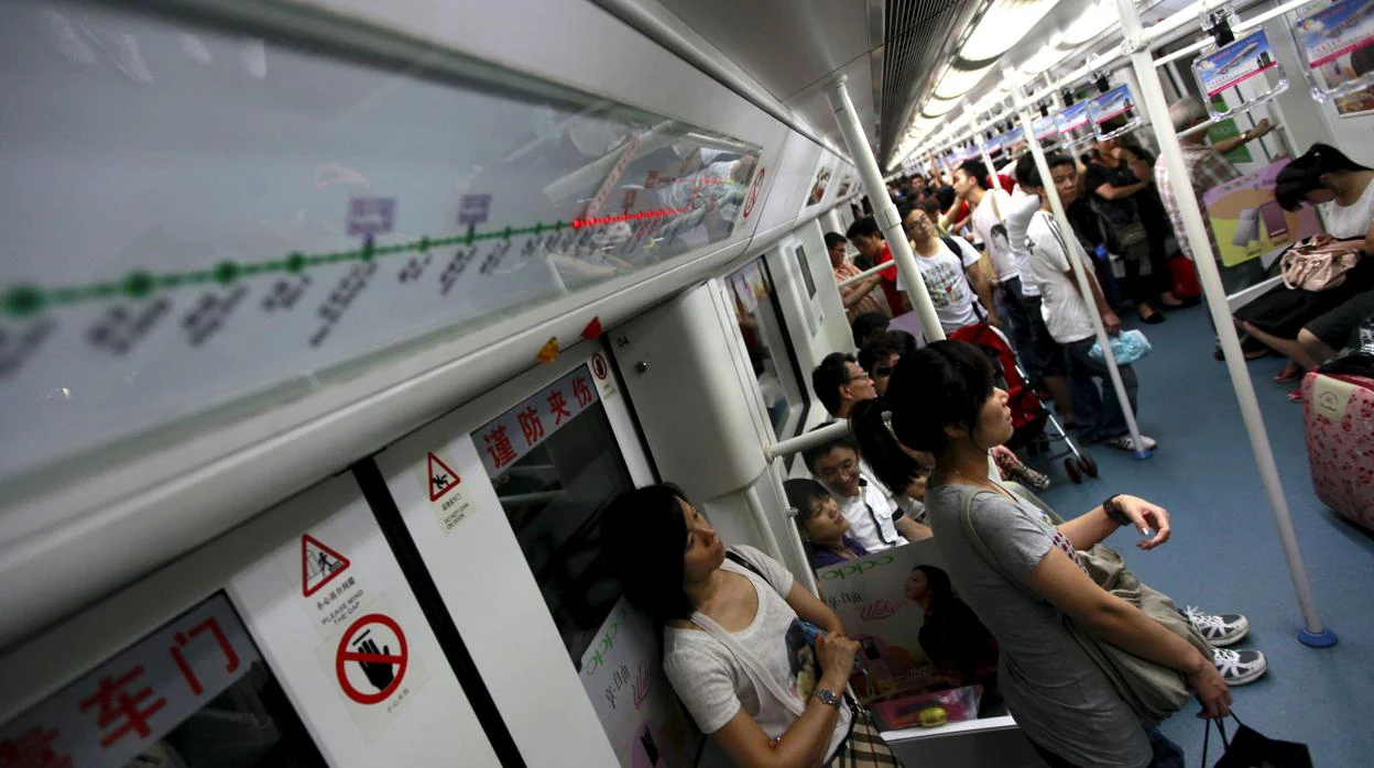 Imagen de archivo de pasajeros del metro en la ciudad china de Shenzhen