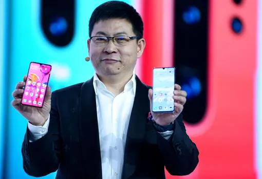 Richard Yu, CEO de Huawei, con el nuevo terminal P30