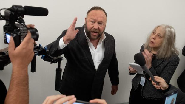 Facebook elimina a Alex Jones y otras figuras de la ultraderecha porque «fomentan la violencia»