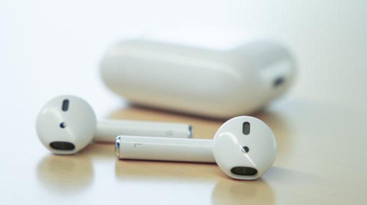 Detalle de los nuevos auriculares de la compañía, los AirPods 2