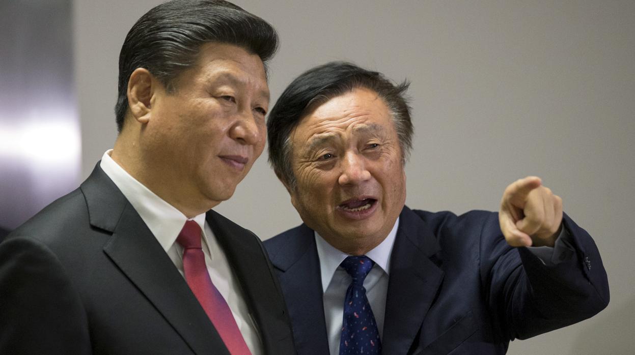 Imagen de archivo del presidente de China, Xi Jinping (izquierda), junto a Ren Zhengfei, fundador de Huawei