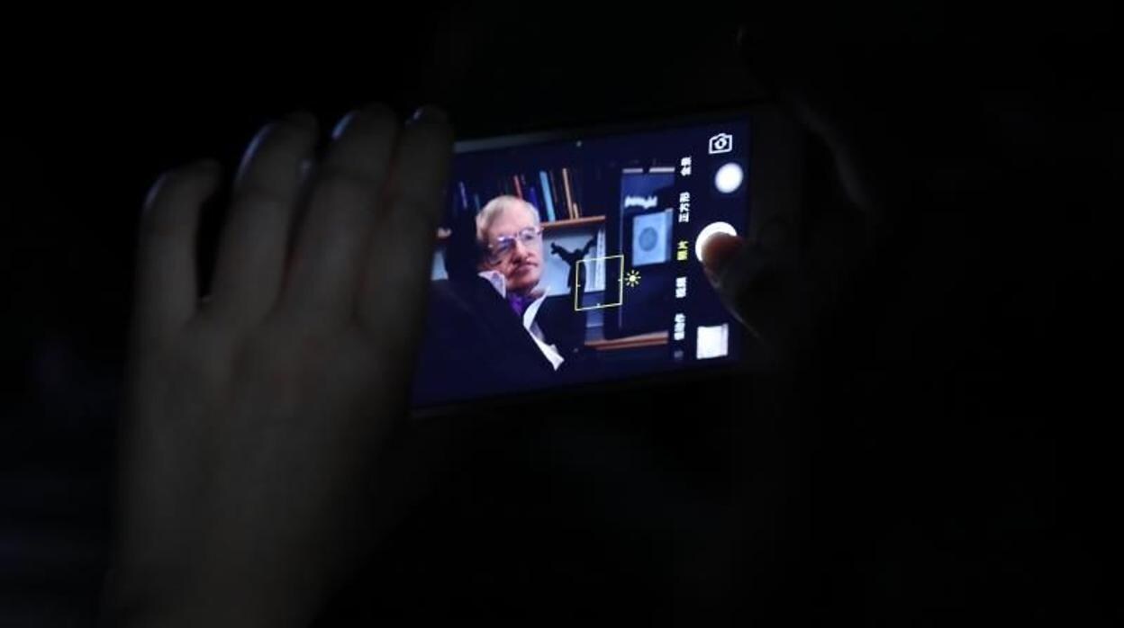 Imagen de una videoconferencia del fallecido científico Stephen Hawking