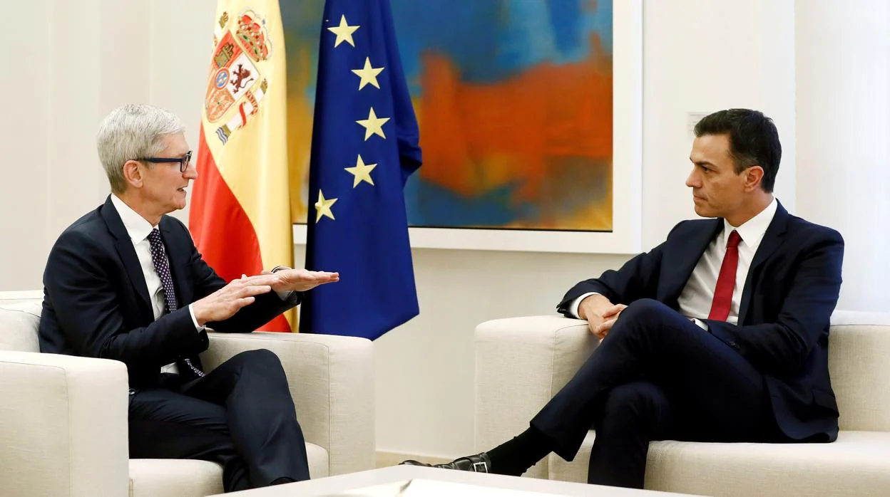 El presidente del Gobierno, Pedro Sánchez, durante su reunión con el director ejecutivo de Apple, Tim Cook