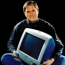 Steve Jobs posa con el iMac G3 en 1998