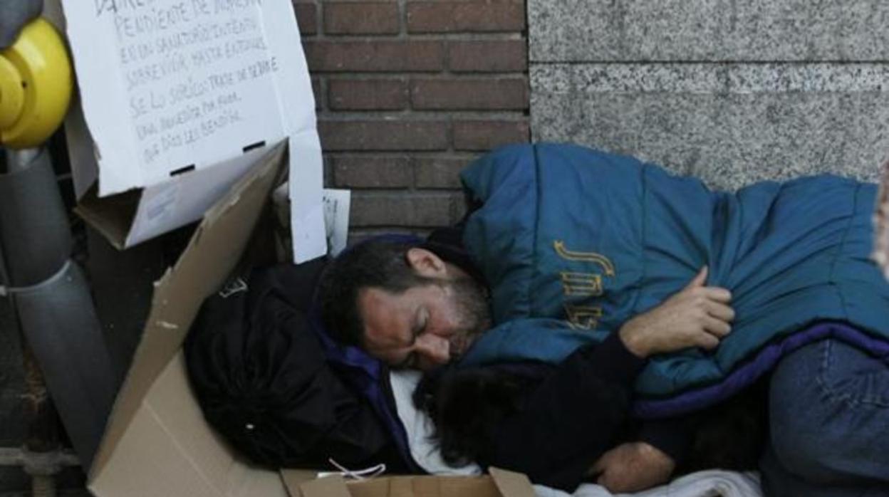 Foto de archivo de una persona sin hogar