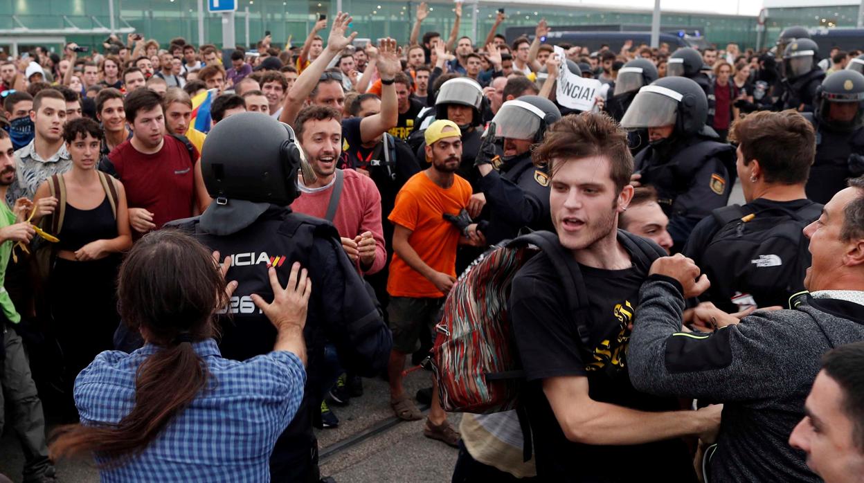 Manifestantes intentan romper el cordón policial en el Aeropuerto de El Prat