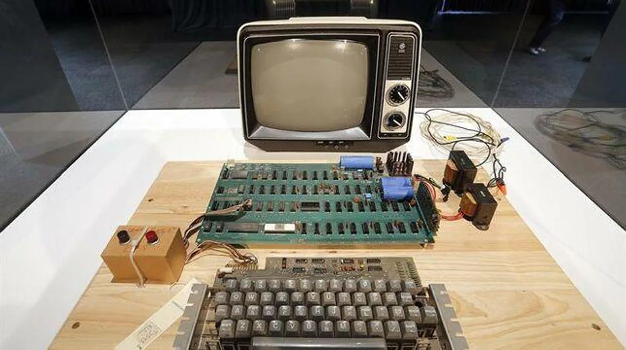 Detalle del primer ordenador original Apple, conocido como el Apple-1