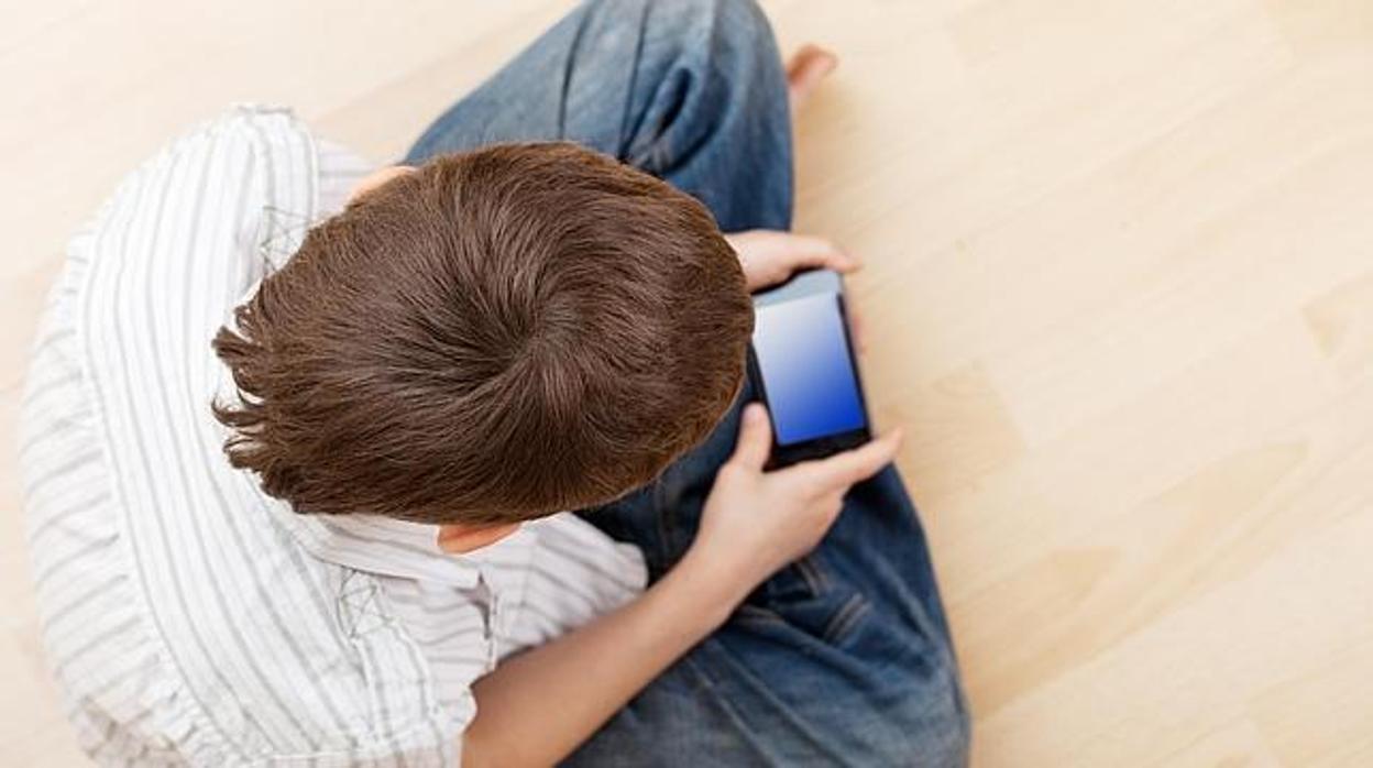 Comprar un móvil a un niño: a qué edad regalar un smartphone y