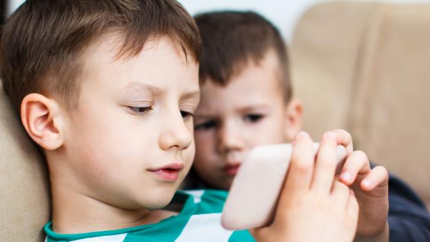 ¿Se está pasando tu hijo con el móvil? Averigua cómo controlar el tiempo