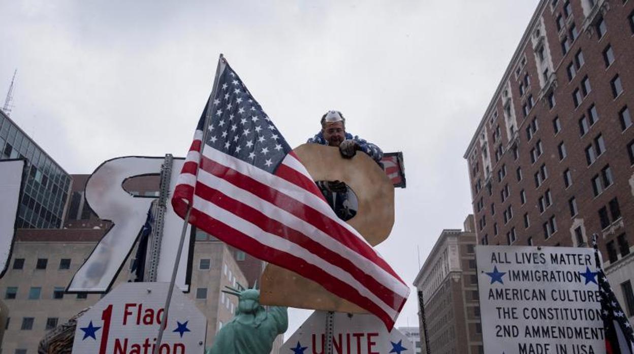 Imagen de una protesta celebrada la semana pasada en Michigan contra las medidas de distanciamiento social