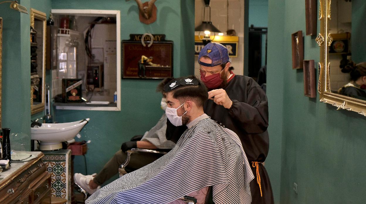 Fase 0 de la desescalada: empiezan a abrir algunos comercios como las peluquerias .