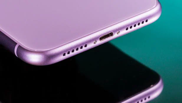 Los planes más controvertidos de Apple y Samsung: estudian vender móviles sin cargador