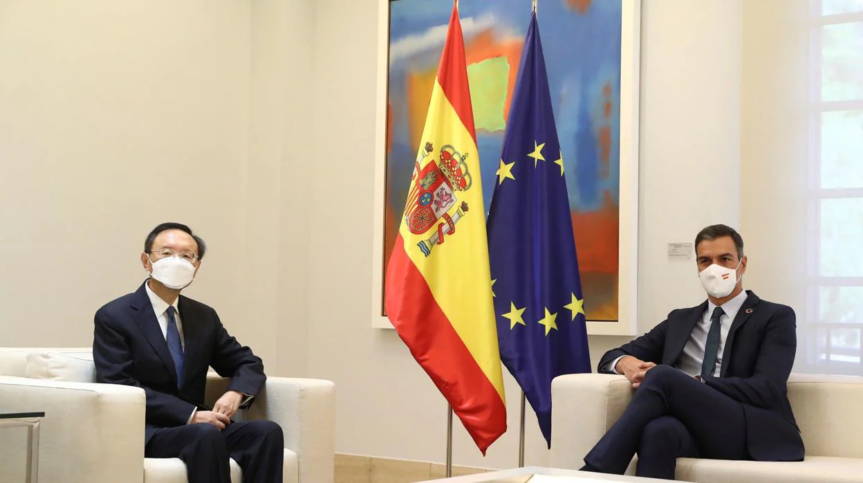 El presidente del Gobierno, Pedro Sánchez, durante la reunión mantenida con Yang Jiechi