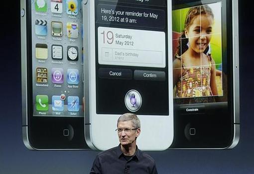 Tim Cook durante la presentación del iPhone 4S