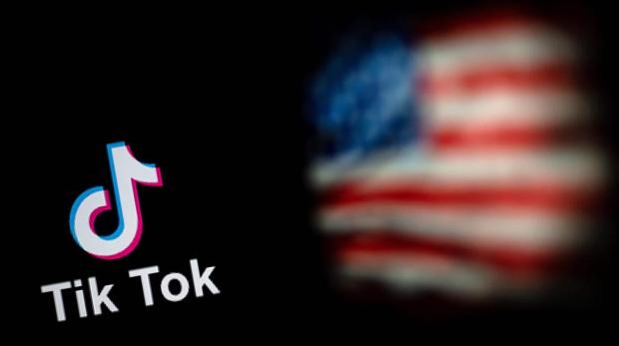 Fotogtama del logo de TikTok, acompañado de una bandera de Estados Unidos